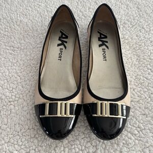 Anne Klein AK Sport Women's Sz 9 Flats. Black Patent Leather & Beige. Pre-owned